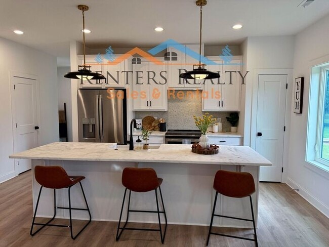 Building Photo - Stunning 3 Bedroom with Rooftop Terrace