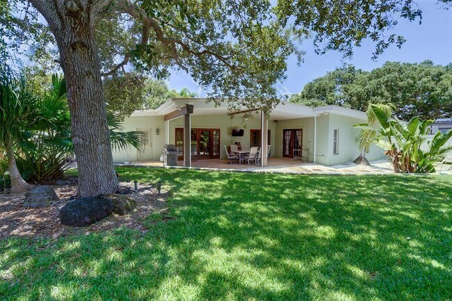 Building Photo - 215 Garden Cir