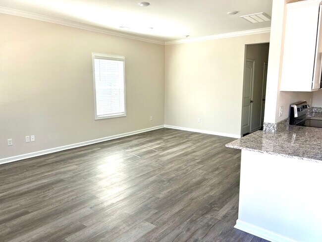 Building Photo - 704 Rill Dr