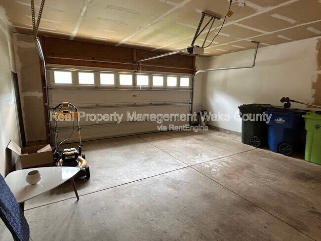 Building Photo - 2500 Valley Haven Dr