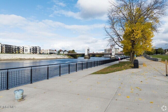 Building Photo - 5 Broadway