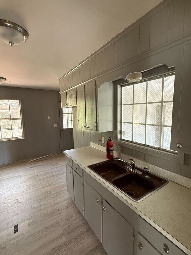 Building Photo - 3 Bed 2 Bath - Nice House in South Jackson on McDowell