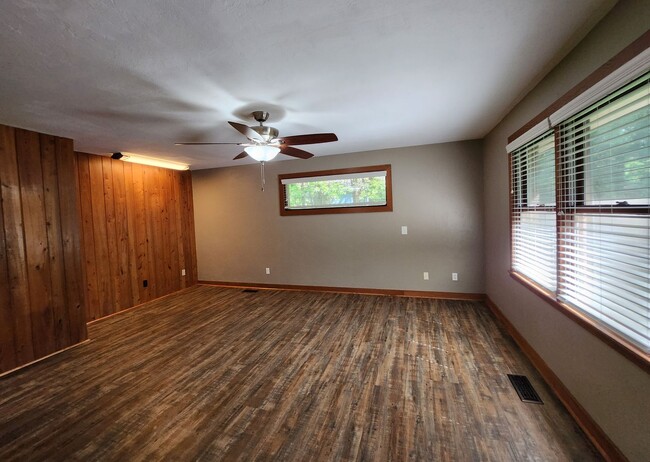 Building Photo - 3 bedroom house for rent off E Park Ave fo...