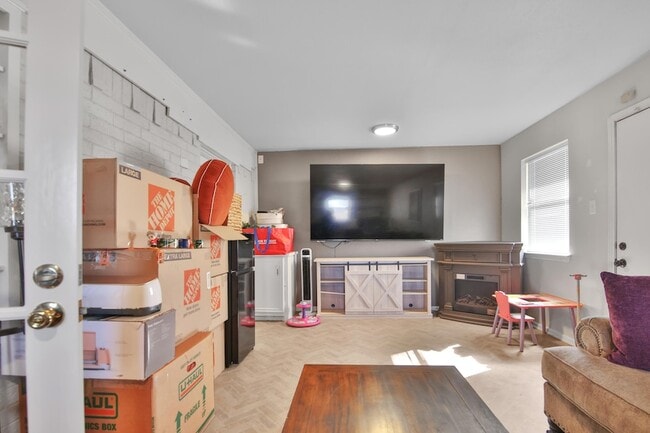 Building Photo - 5625 Amherst St