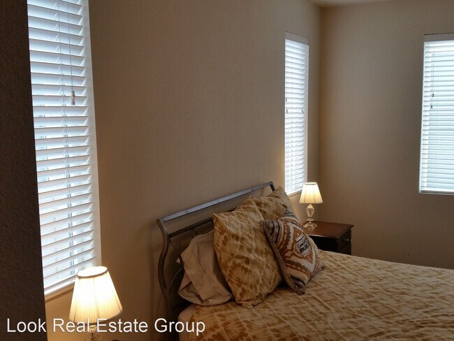 Building Photo - 3 br, 2.5 bath House - 2234 Tamarac St