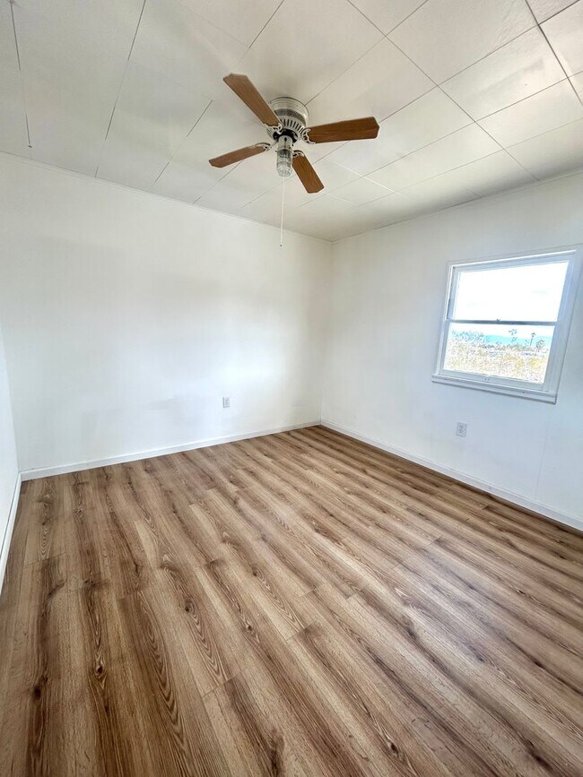 Building Photo - Eclectic 2 Bedroom 1 Bathroom Home