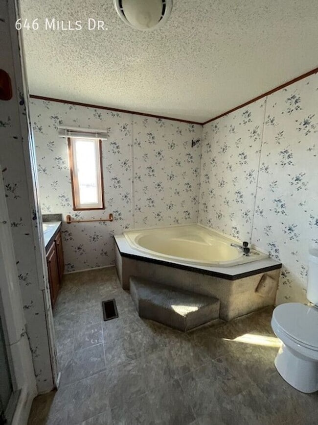 Building Photo - 646 W Mills Dr