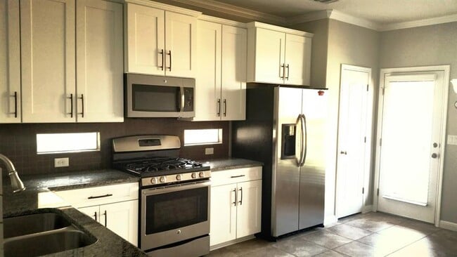 Building Photo - 13400 Briarwick Dr