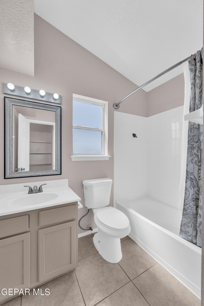 Building Photo - 11868 Oak Crossing Dr
