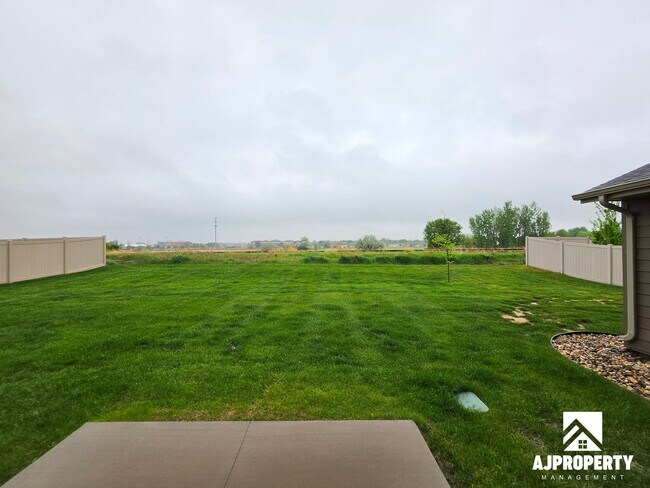Building Photo - 2542 E Meadowside Pl