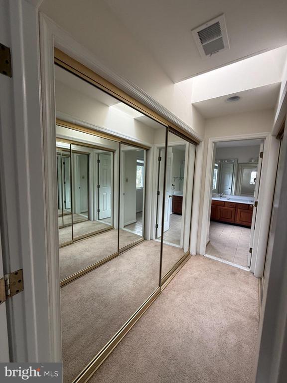 Building Photo - 10 Candlelight Ct