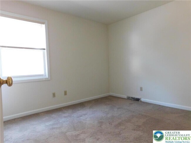 Building Photo - 813 Main St