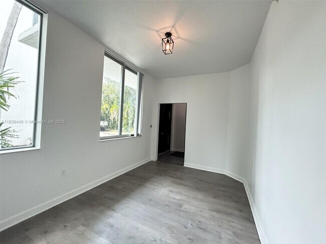 Building Photo - 2142 Van Buren St