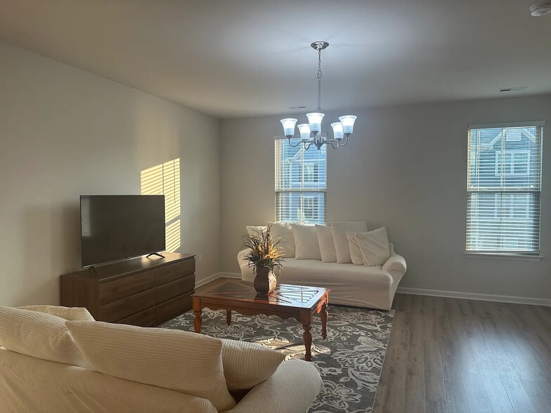 Building Photo - Room in Townhome on Poplar Leaf Way
