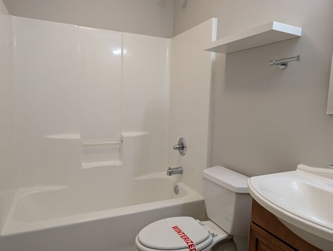 Building Photo - Cozy 2 story, 5 bedroom, 3.5 bathroom hous...