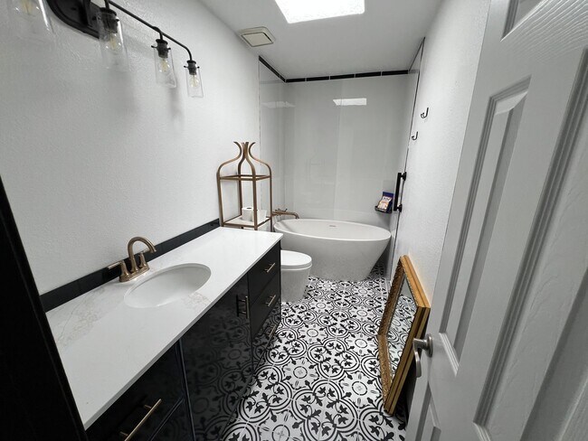 Building Photo - UNSER/LADERA 2 Bedroom  2 Bath  2 car gara...