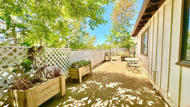 Building Photo - Darling Fully Furnished Guest Home Unit wi...