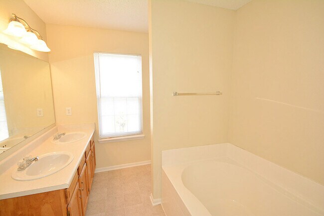 Building Photo - Pike Township 4 bedroom home