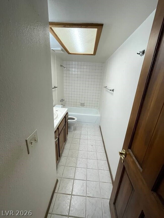 Building Photo - 600 Woodmount Dr