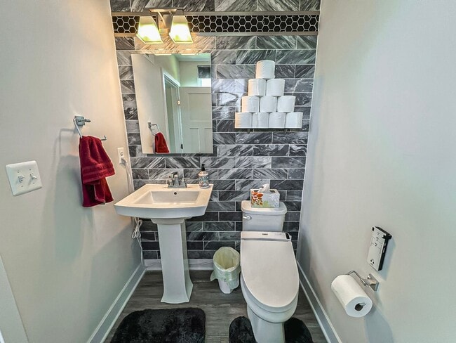 Building Photo - Luxurious 4 Bedroom 3.5 Bathroom End Unit ...