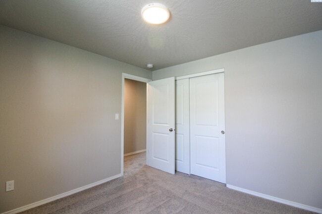 Building Photo - Newer 3 Bed/2 Bath Rambler in Pasco