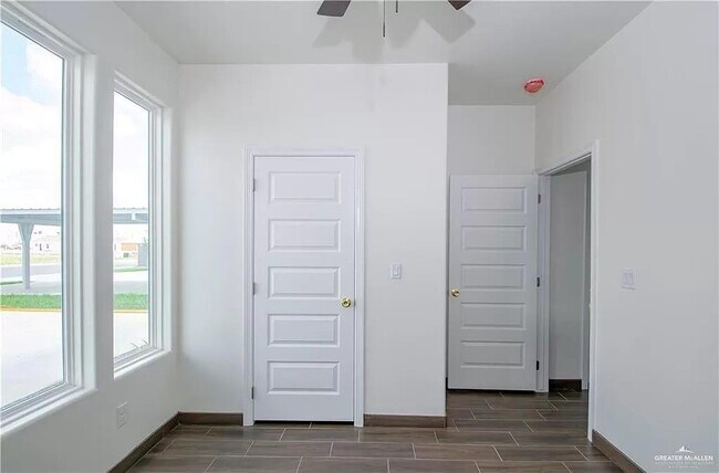 Building Photo - 18 W Sandlewood St