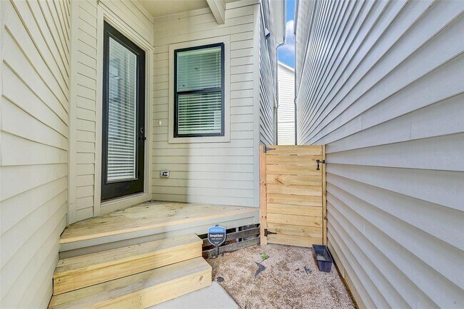 Building Photo - 2527 Judiway St