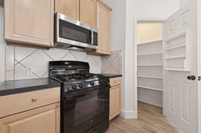 Building Photo - 3143 Oakwood Run Dr