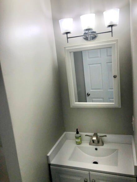 Building Photo - 141 Peltoma Ave