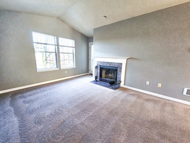 Building Photo - Coming Soon! Cozy top floor 2 Bed, 2 Bath ...