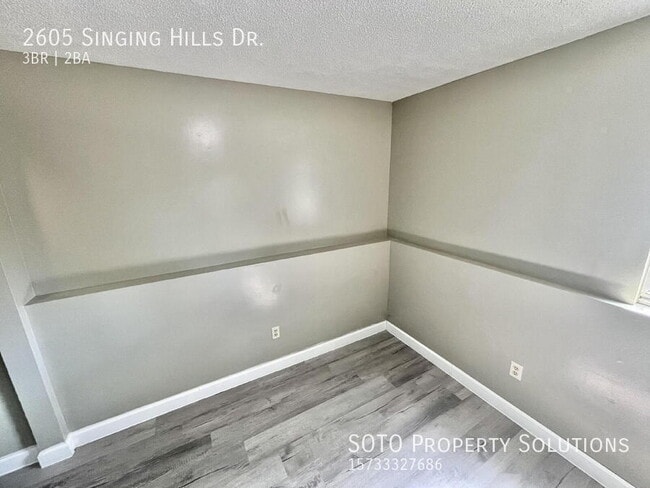 Building Photo - 2605 Singing Hills Dr
