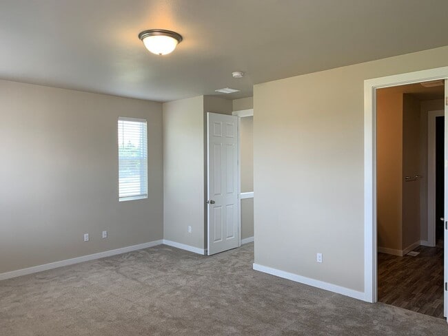 Building Photo - COMING VACANT END OF JUNE -EZ life Townhom...