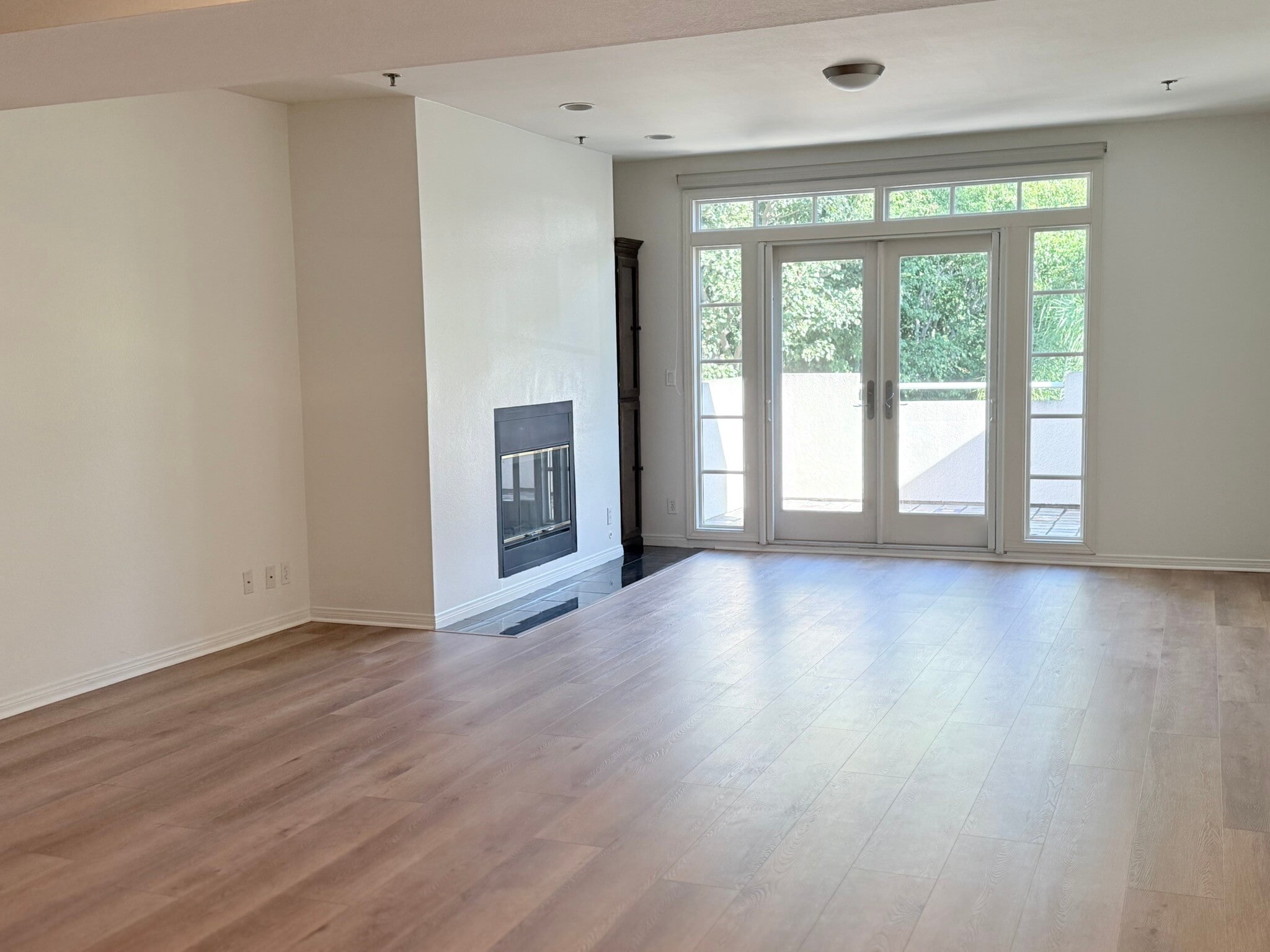 Building Photo - 2222 N Beachwood Dr