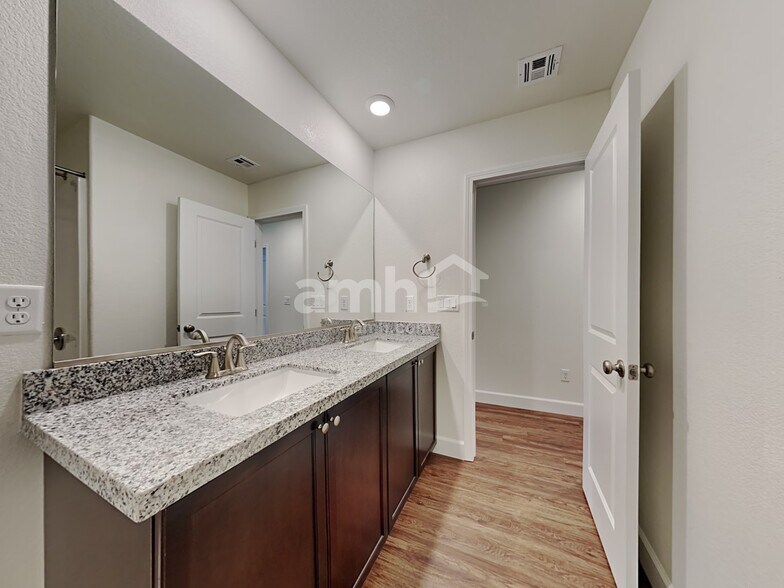 Building Photo - 4739 Tree Swing St