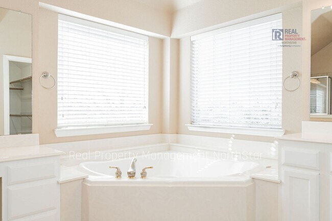 Building Photo - Lake Views, Space & Lifestyle – Ask about our move in specials!