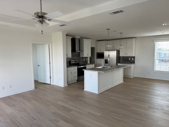 Building Photo - 3808 Sunset Dr