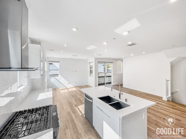 Building Photo - Beautiful 3BD/2.5BA W/ AC and Attached Gar...