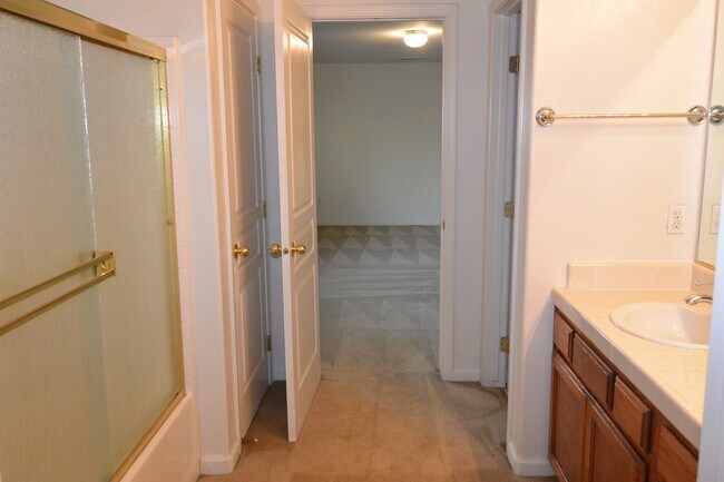 Building Photo - 2222 N Quincy Ct