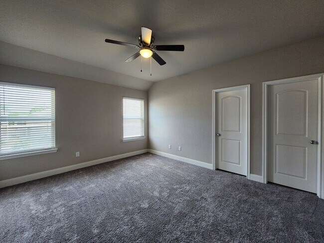 Building Photo - Large Fenced in Backyard in NBISD /Walk to Kraft Park /  Fridge Included  / Pet Friendly / Off Co...