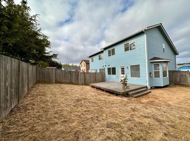 Building Photo - 944 NW Quarterdeck Loop