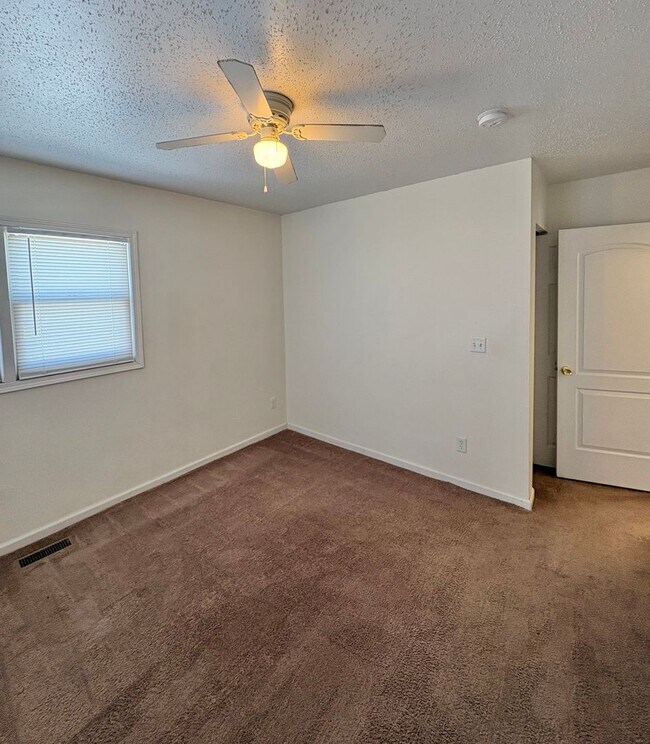 Building Photo - 2 Bedroom House!