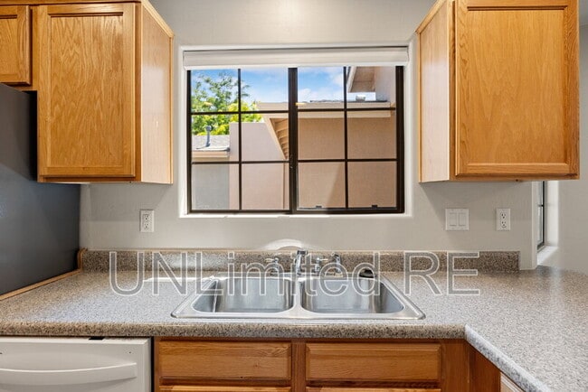 Building Photo - 3267 Iris Ln