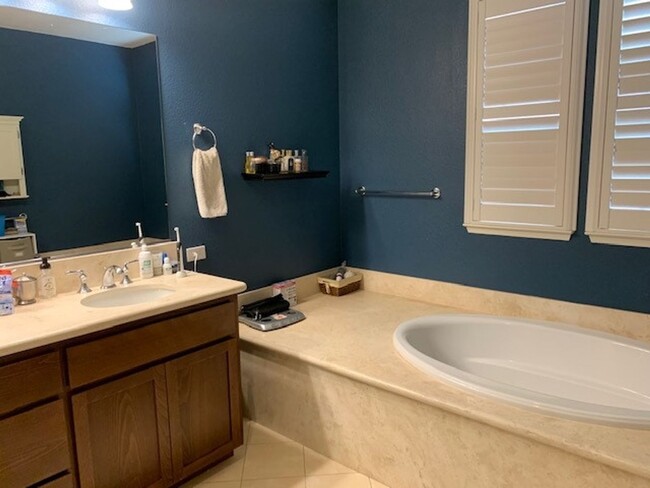 Building Photo - Stunning Five Bedroom Newer Napa Home