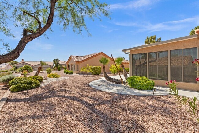 Building Photo - Large 2 Bedroom, 2 bath, unique Sun Room i...