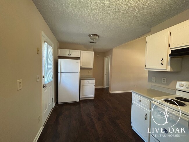 Building Photo - MOVE IN SPECIAL: $500 OFF 1ST MONTH'S RENT!**