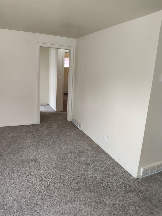 Building Photo - 4BR/2BA House only $2195/month!!!