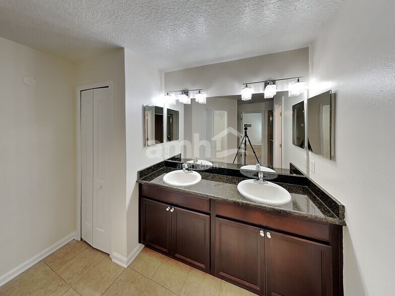 Building Photo - 440 Forest Meadow Ln