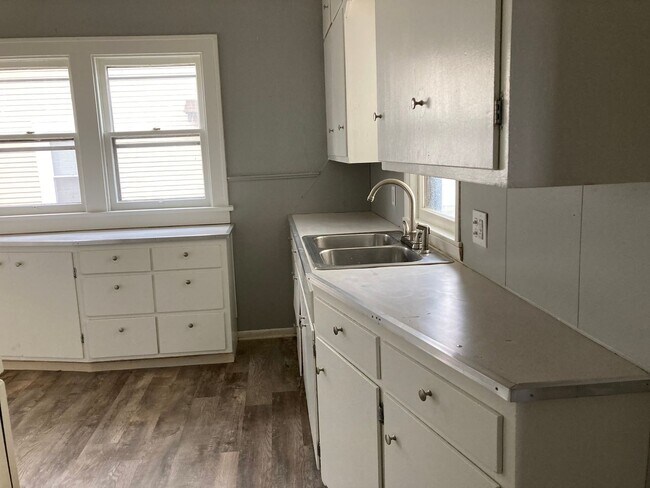 Building Photo - Charming 4 Bedroom 1 Bathroom Home in St.Cloud!