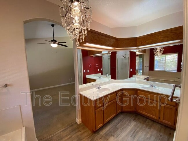 Building Photo - 2643 W Oakridge Ave