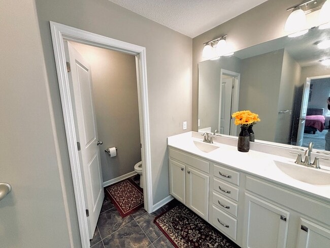 Building Photo - Solar Home!  Beautiful 4bed/3bath Single Family Home in Shakopee